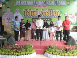 Berbagi Kebahagiaan Iduladha, Polres Pasbar Salurkan Ratusan Paket Kurban ke 11 Kecamatan