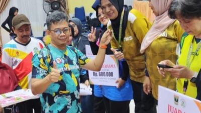 Kejurprov Tenis Meja Sumbar Berlangsung Lancar, Ketum PTMSI Gustami Hidayat Serahkan Medali Juara Pemuncak