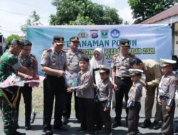 Peringati Hardiknas, Kapolres Payakumbuh Pimpin Penanaman Pohon dan Apresiasi Guru dan Siswa Berprestasi