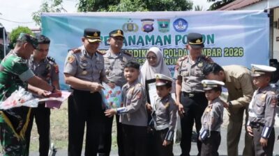 Peringati Hardiknas, Kapolres Payakumbuh Pimpin Penanaman Pohon dan Apresiasi Guru dan Siswa Berprestasi