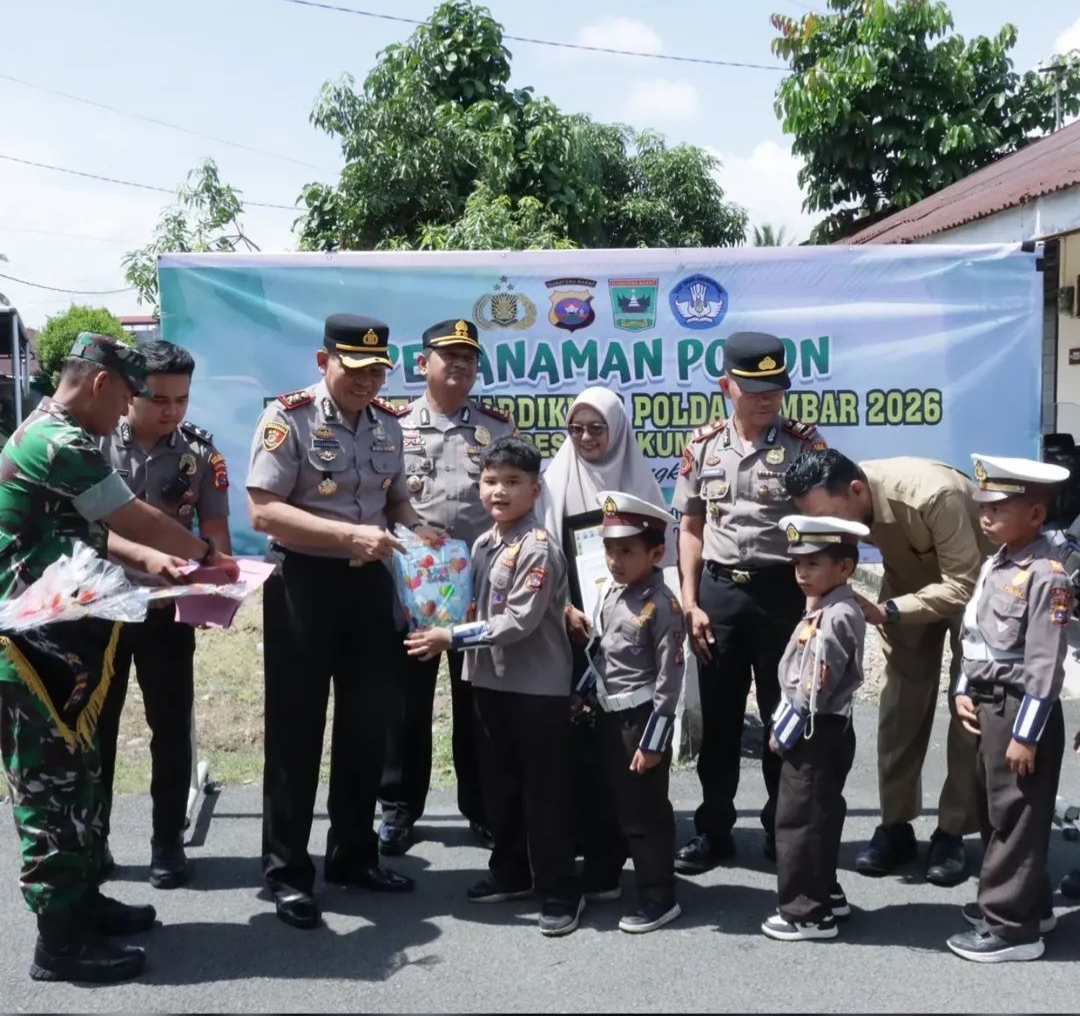 Peringati Hardiknas, Kapolres Payakumbuh Pimpin Penanaman Pohon dan Apresiasi Guru dan Siswa Berprestasi
