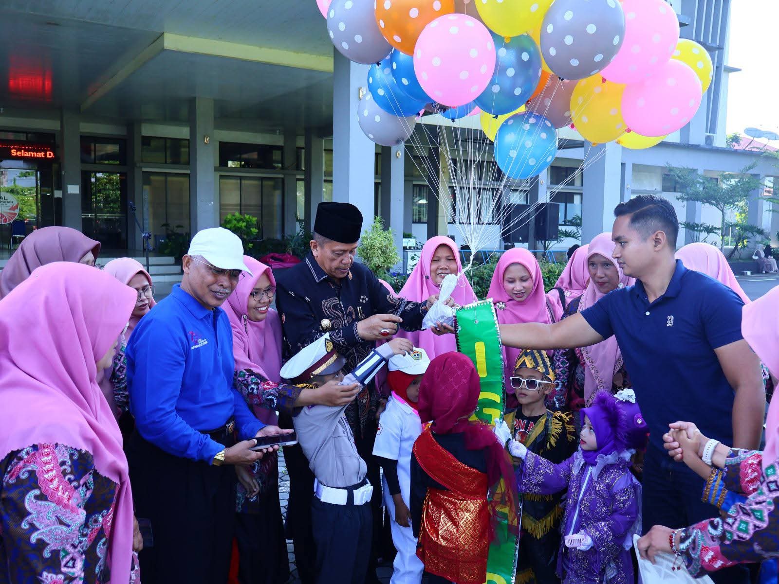 Lepas Pawai Ta’aruf AKSIORA, Wawako Elzadaswarman Tekankan Pendidikan Karakter Anak