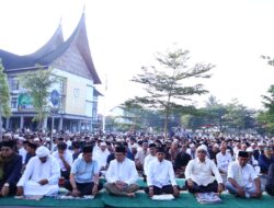 1.791 Hewan Kurban Warnai Idul Adha di Payakumbuh, Ribuan Jamaah Padati Balai Kota