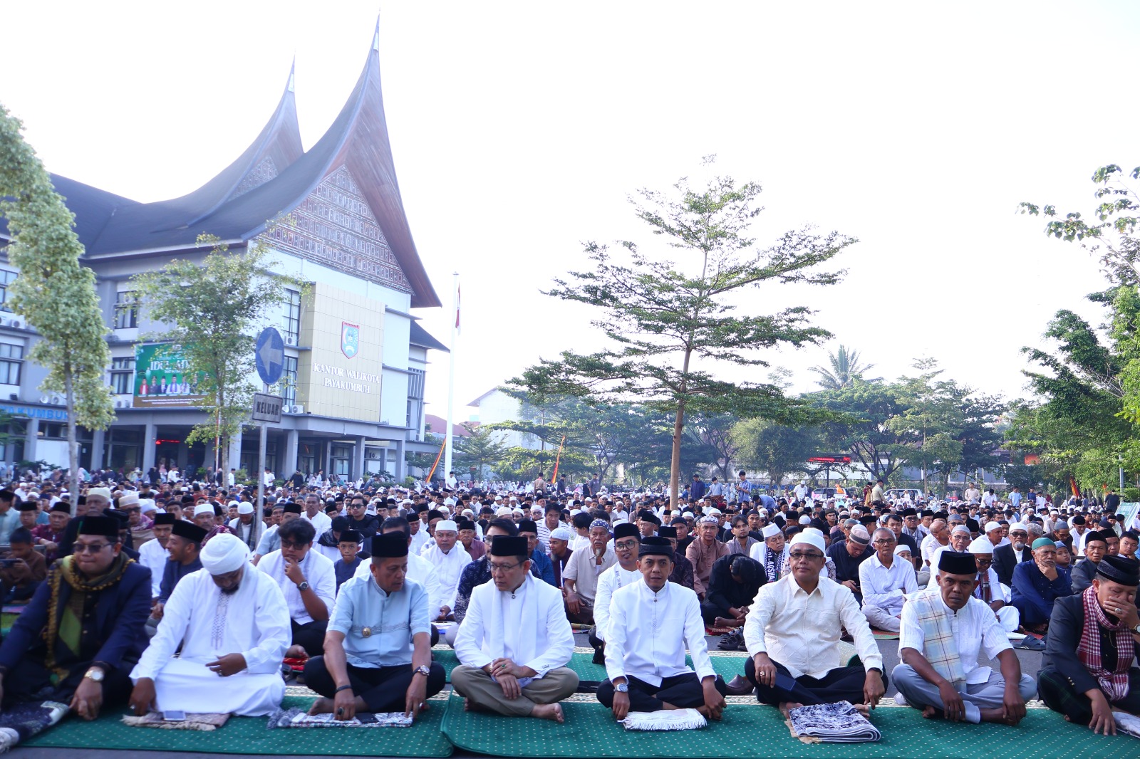 1.791 Hewan Kurban Warnai Idul Adha di Payakumbuh, Ribuan Jamaah Padati Balai Kota
