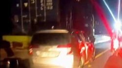 Minibus Tabrak Truk Kontainer di Jembatan Tumbang Nusa