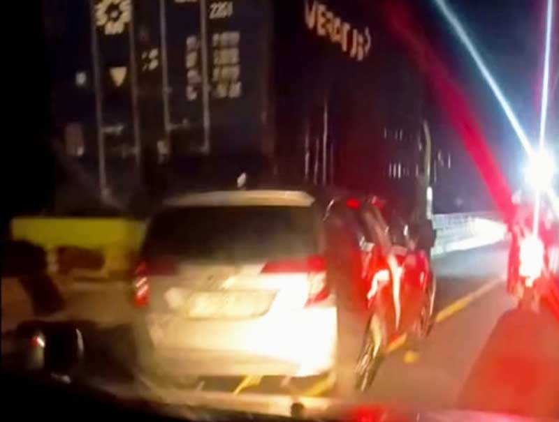 Minibus Tabrak Truk Kontainer di Jembatan Tumbang Nusa