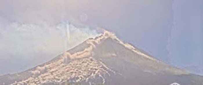 Gunung Merapi meletus.