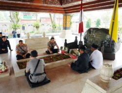 Jelang Hari Bhayangkara, Kapolri Ziarah ke Makam Bung Karno di Blitar