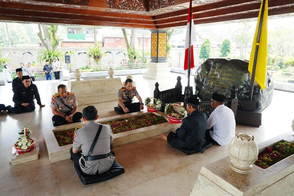 Kapolri Jenderal Listyo Sigit Prabowo melanjutkan ziarah ke makam Presiden ke-1 RI Sukarno (Bung Karno) di Kota Blitar, Sabtu (20/6/2026).