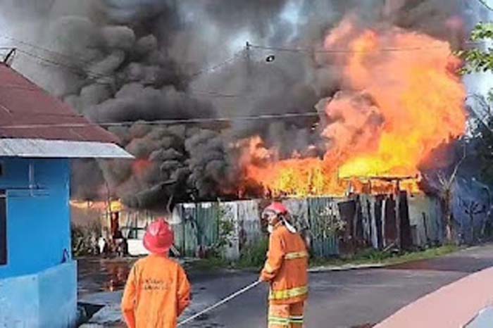 Petugas pemadam kebakaran melakukan proses pendinginan.