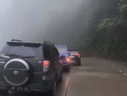 Kabut Tebal di Jalur Ekstrem Padang–Solok Ganggu Arus Lalu Lintas di Sitinjau Lauik