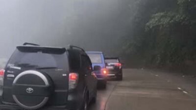 Lalu Lintas Padang–Solok Padat Akibat Kabut Tebal.