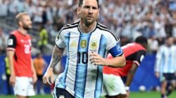 Lionel Messi mencetak dua gol dan membawa Argentina menang 2-0 atas Austria.