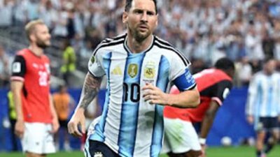Lionel Messi mencetak dua gol dan membawa Argentina menang 2-0 atas Austria.