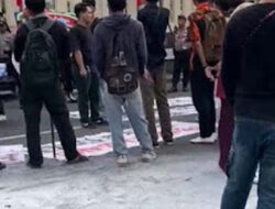 Jelang Hari Bhayangkara ke-80, Aksi Mahasiswa di Polda Sumbar Sempat Diwarnai Saling Dorong