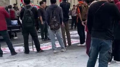 Jelang Hari Bhayangkara ke-80, Aksi Mahasiswa di Polda Sumbar Sempat Diwarnai Saling Dorong