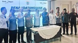Pimpiinan Bank Nagari bersama Bupati Kepulauan Mentawai usai penandatanganan MoU.