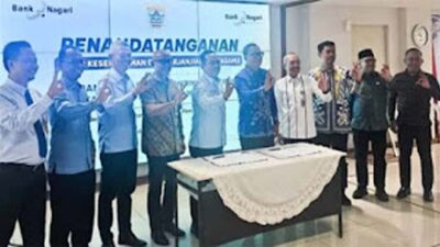 Pimpiinan Bank Nagari bersama Bupati Kepulauan Mentawai usai penandatanganan MoU.