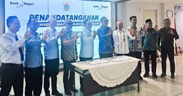 Pimpiinan Bank Nagari bersama Bupati Kepulauan Mentawai usai penandatanganan MoU.