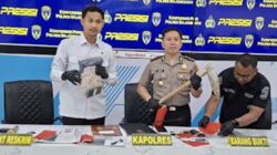 Kapolres Bojonegoro AKBP Afrian Satya Permadi saat menunjukkan barang bukti.