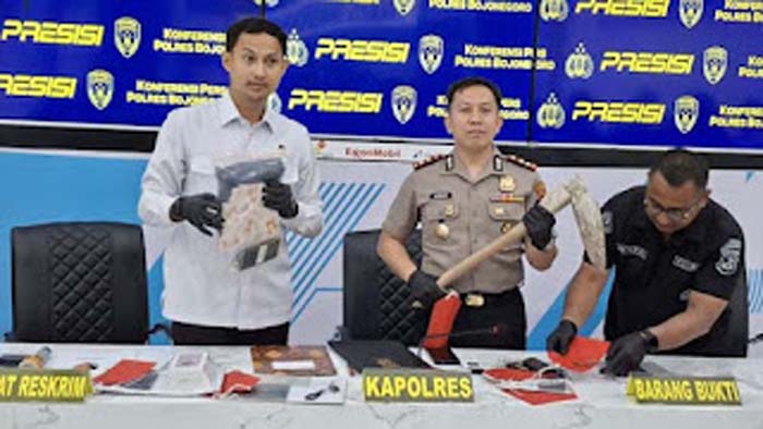 Kapolres Bojonegoro AKBP Afrian Satya Permadi saat menunjukkan barang bukti.