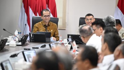 Menteri Transmigrasi M Iftitah Sulaiman Suryanagara.