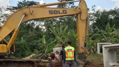 Pemkab Dharmasraya Bangun Jembatan Darurat Atasi Jalan Amblas di Sungai Rumbai.