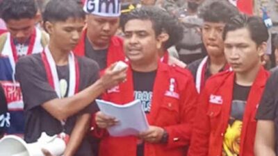 Massa aksi saat sampaikan tututan soal penindakan PETI di halaman Polda Sumbar.