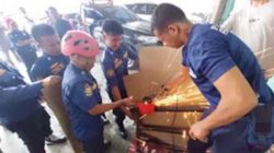 Petugas Damkar melakukan penanganan terhadap bocah yang tangannya terjepit pipa.