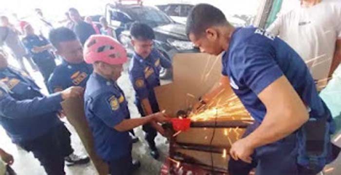 Petugas Damkar melakukan penanganan terhadap bocah yang tangannya terjepit pipa.