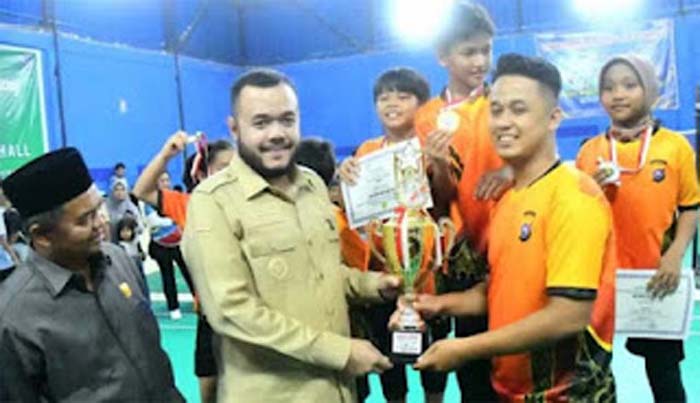 Wali Kota Padang, Fadly Amran, menutup secara resmi Turnamen Bulutangkis.