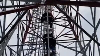Tim SAR gabungan mengevakuasi Mursalin Candra yang nekat memanjat tower 52 meter.