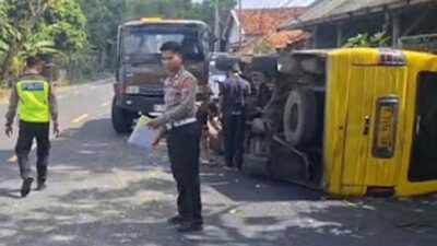 Polisi mengolah TKP kecelakaan minibus rombongan anak TK.