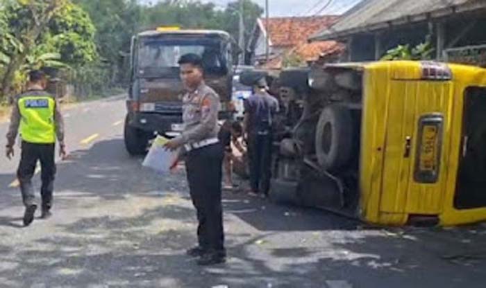 Polisi mengolah TKP kecelakaan minibus rombongan anak TK.