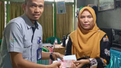 Petugas UPZ BAZNAS Semen Padang secara langsung membayarkan tunggakan biaya pendidikan.