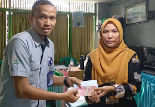 Petugas UPZ BAZNAS Semen Padang secara langsung membayarkan tunggakan biaya pendidikan.