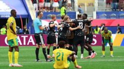 Stephen Eustaquio dan para pemain timnas Kanada merayakan gol.