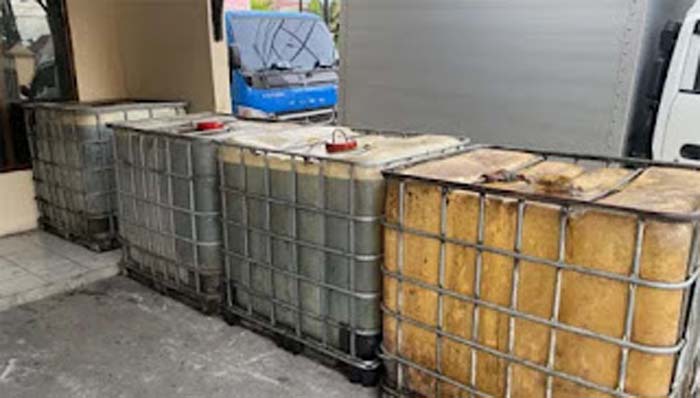 Barang bukti biosolar yang ditimbun para pelaku.