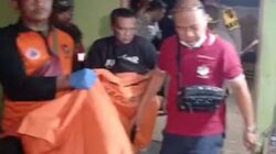 Polisi mengevakuasi jenazah siswi kelas 5 SD yang ditemukan tewas.
