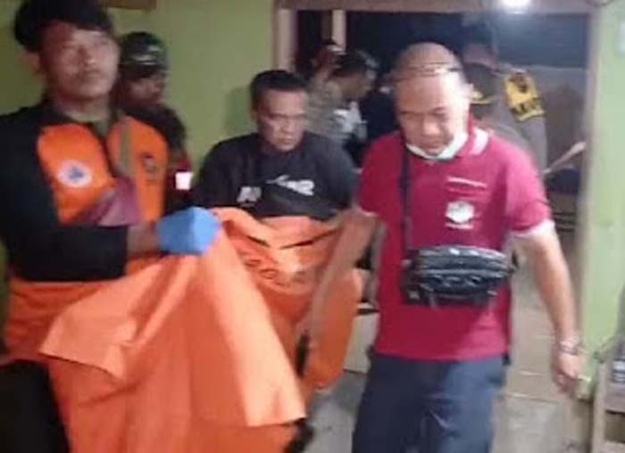 Polisi mengevakuasi jenazah siswi kelas 5 SD yang ditemukan tewas.