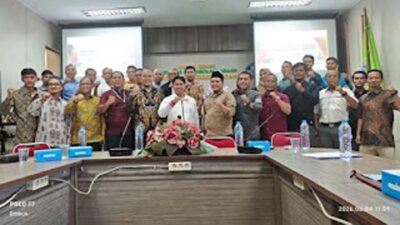 Foto bersama peserta Musprov bersama Ketum KONI Sumbar.