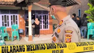 Polisi mengolah TKP kasus pembunuhan dan perampokan.