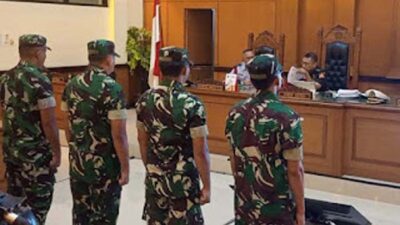 Empat prajurit TNI terdakwa penyiraman air keras.