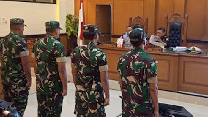 Empat prajurit TNI terdakwa penyiraman air keras.
