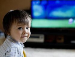 Panduan Menonton TV untuk Anak Sesuai Usia, Orang Tua Wajib Pahami Aturannya