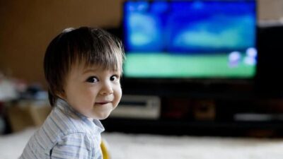 Orang tua perlu memahami aturan menonton tv untuk anak sesuai usia.