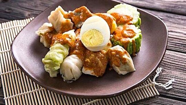 Menkes Budi Gunadi Sadikin ingatkan setiap hari makan sepiring siomay bisa memicu hipertensi.