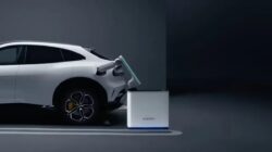 Xiaomi Perkenalkan Lengan Robot Pengisi Daya Mobil Listrik Otomatis di Rumah