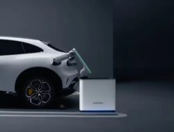 Xiaomi Perkenalkan Lengan Robot Pengisi Daya Mobil Listrik Otomatis di Rumah