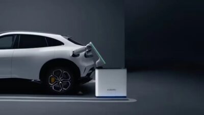 Perangkat pengisian daya mobil listrik dengan lengan robotik Xiaomi.